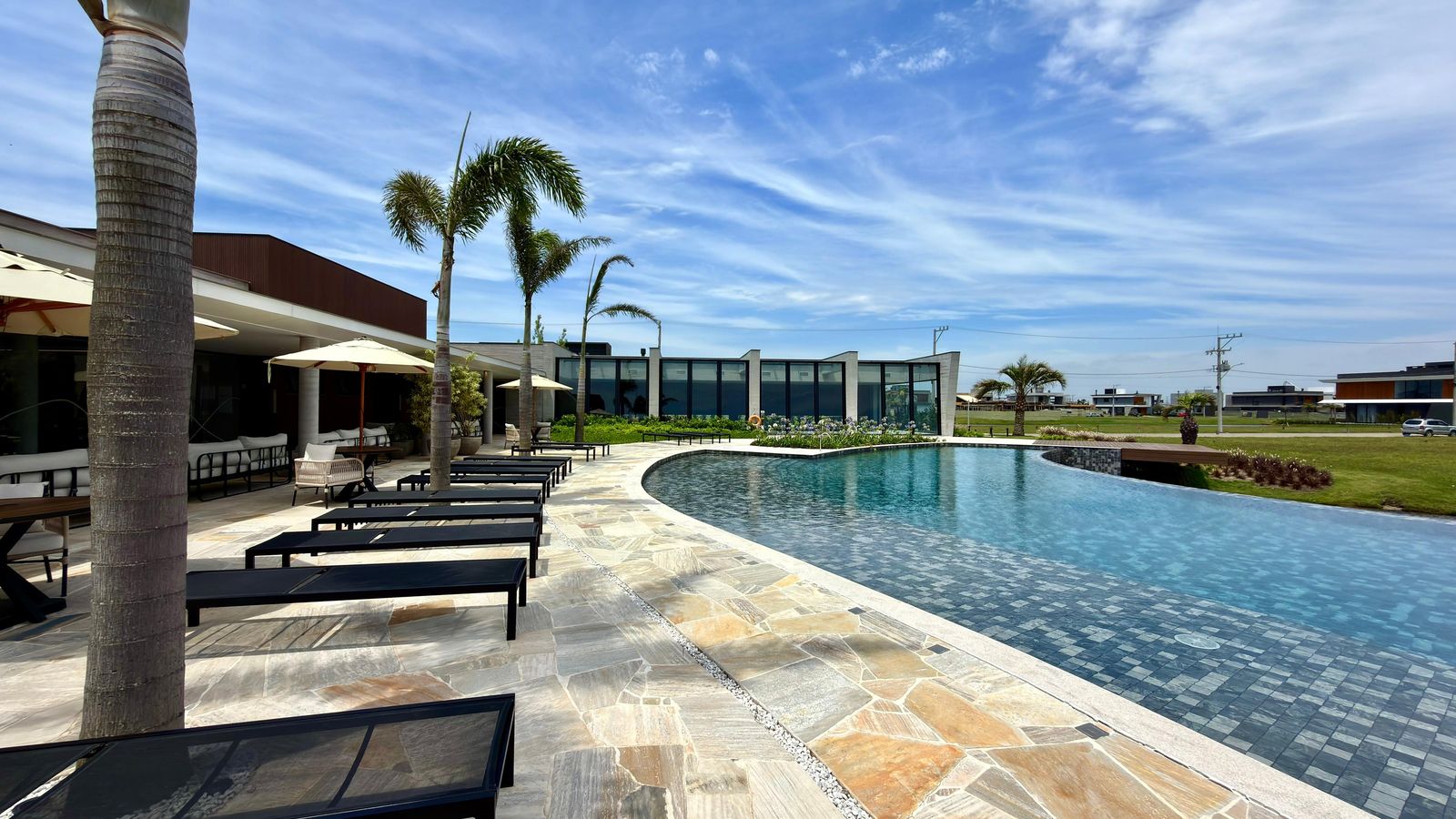 Amare – Piscina externa integrada ao paisagismo
