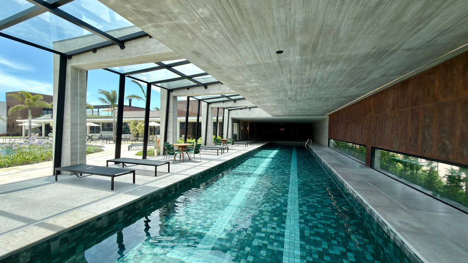 Amare – Piscina térmica coberta com raia de 25 m