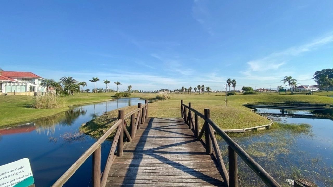 Green Village – Ponte sobre os lagos do campo